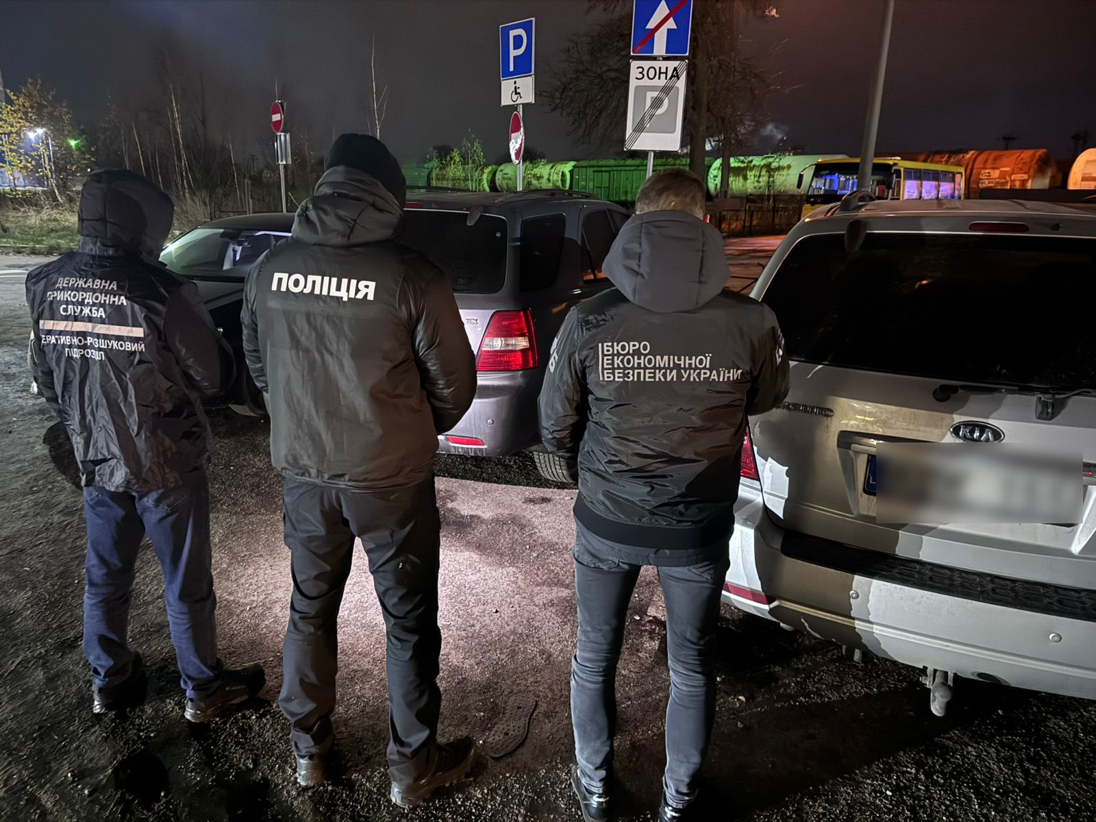 Ввозили автівки як гумдопомогу військовим і продавали: волинські прикордонники викрили схему контрабанди