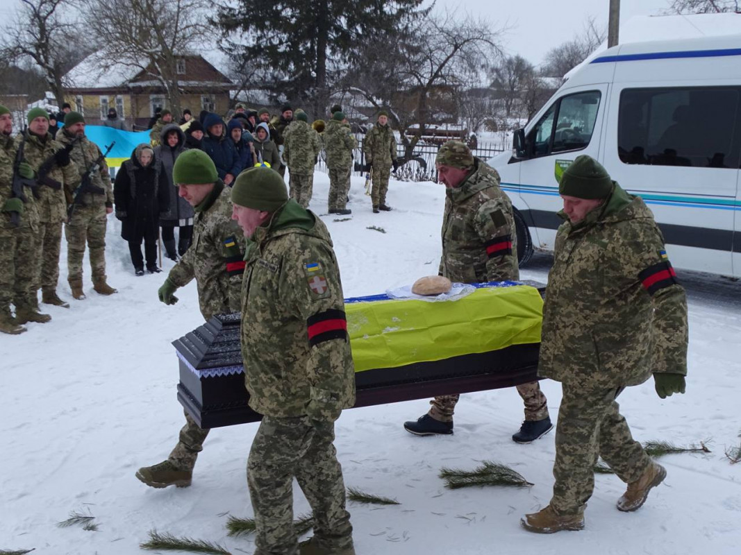 Серце воїна зупинилося на 41-му році життя: на Волині поховали Героя Олега Оменюка 