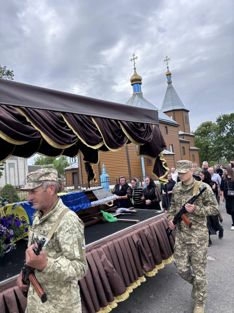 Майже два роки вважався зниклим безвісти: на Волині в останню земну дорогу провели Героя Михайла Ковальчука. Фото