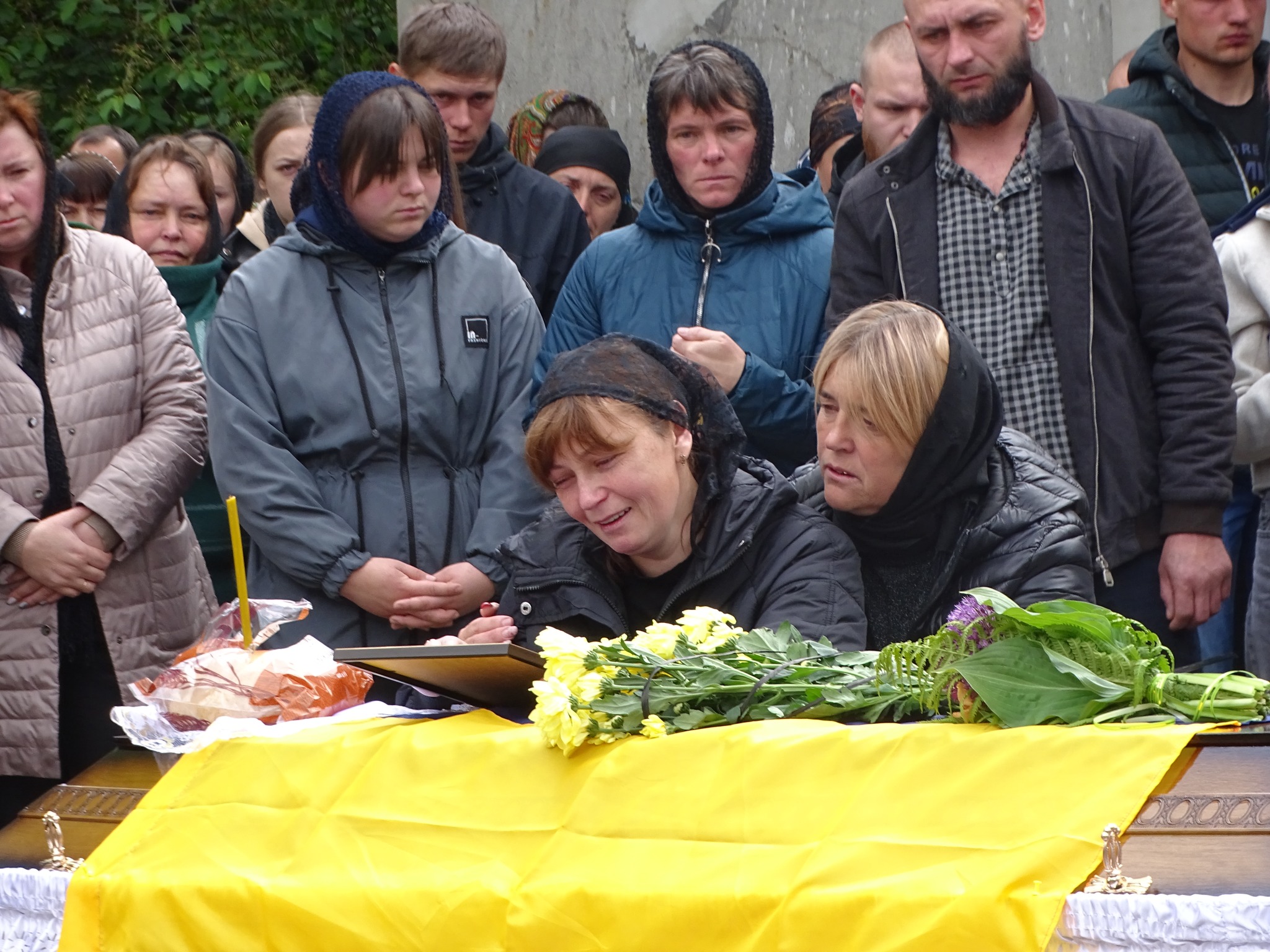 «Вивозив з поля бою поранених, рятував життя, повертав тіла загиблих»: на Волині сотні людей провели в останню дорогу Героя Володимира Кміна