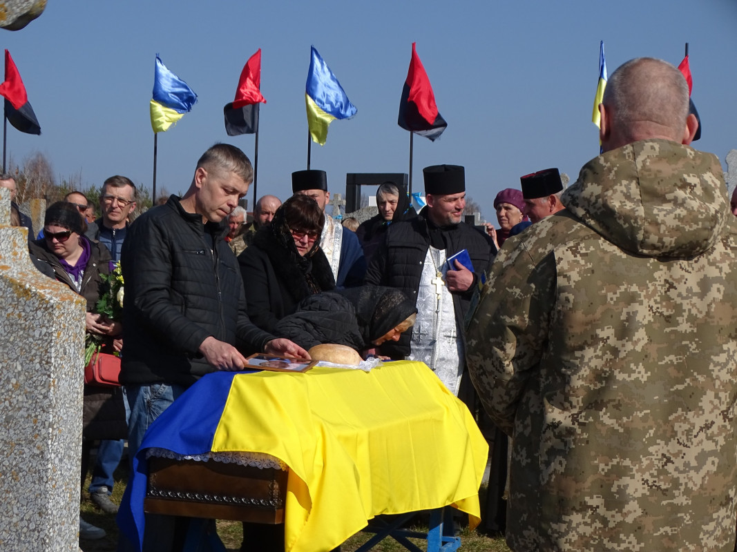 На Волині провели в останню путь Героя Василя Кравчука, який загинув два роки тому