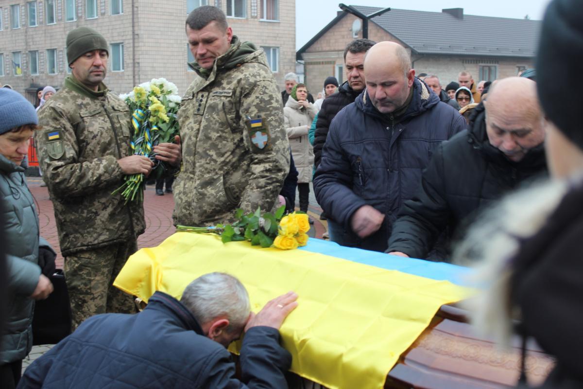 Після довгої дороги на вічний спочинок: на Волині поховали Валерія Грибчука, який понад рік вважався зниклим безвісти