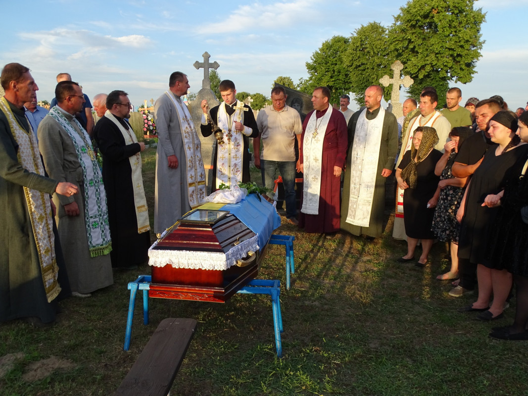 На колінах Героя зустрічало село за селом: на Волині в останню дорогу провели загиблого захисника Павла Дрозда