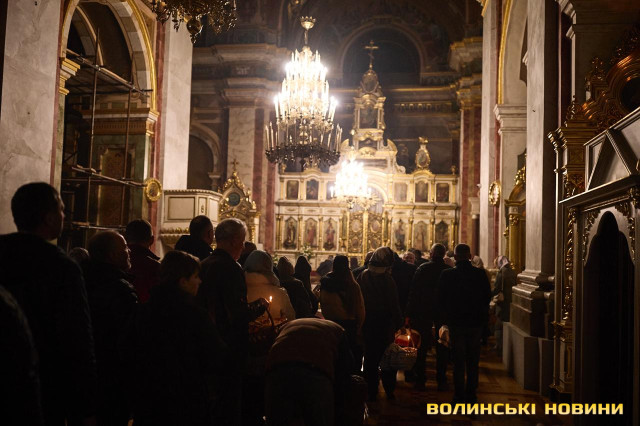 Як у Луцьку освячували кошики напередодні Великодня