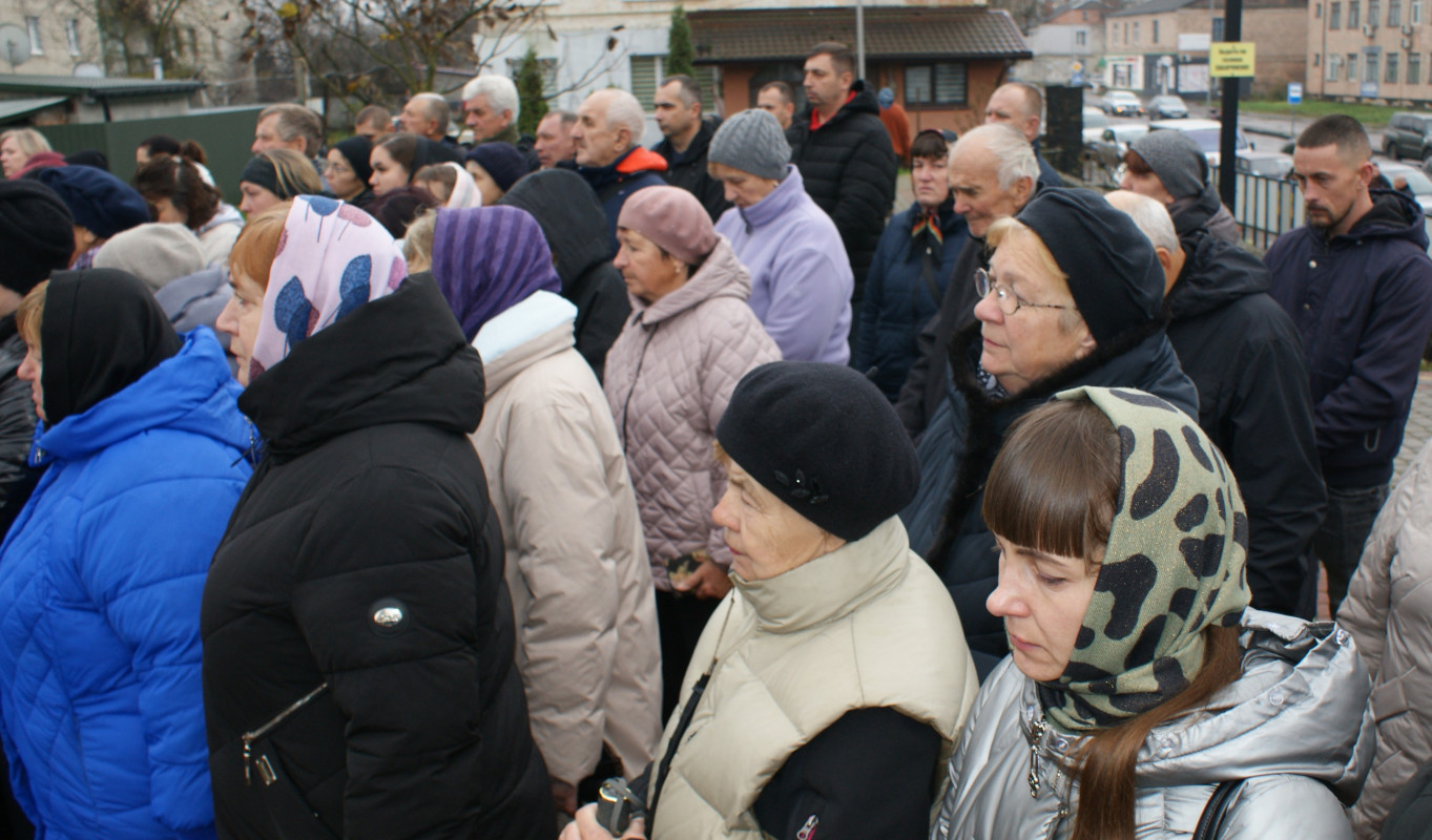 «Встелили всі села квітами, а хлопчика мого немає…»: у громаді на Волині провели в останню дорогу Героя Миколу Загоровця