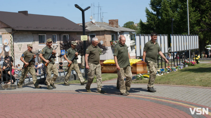 Рідні сподівалися, що в полоні, але дива не сталося: у Рожищі провели в останню путь воїна Миколу Катеринюка