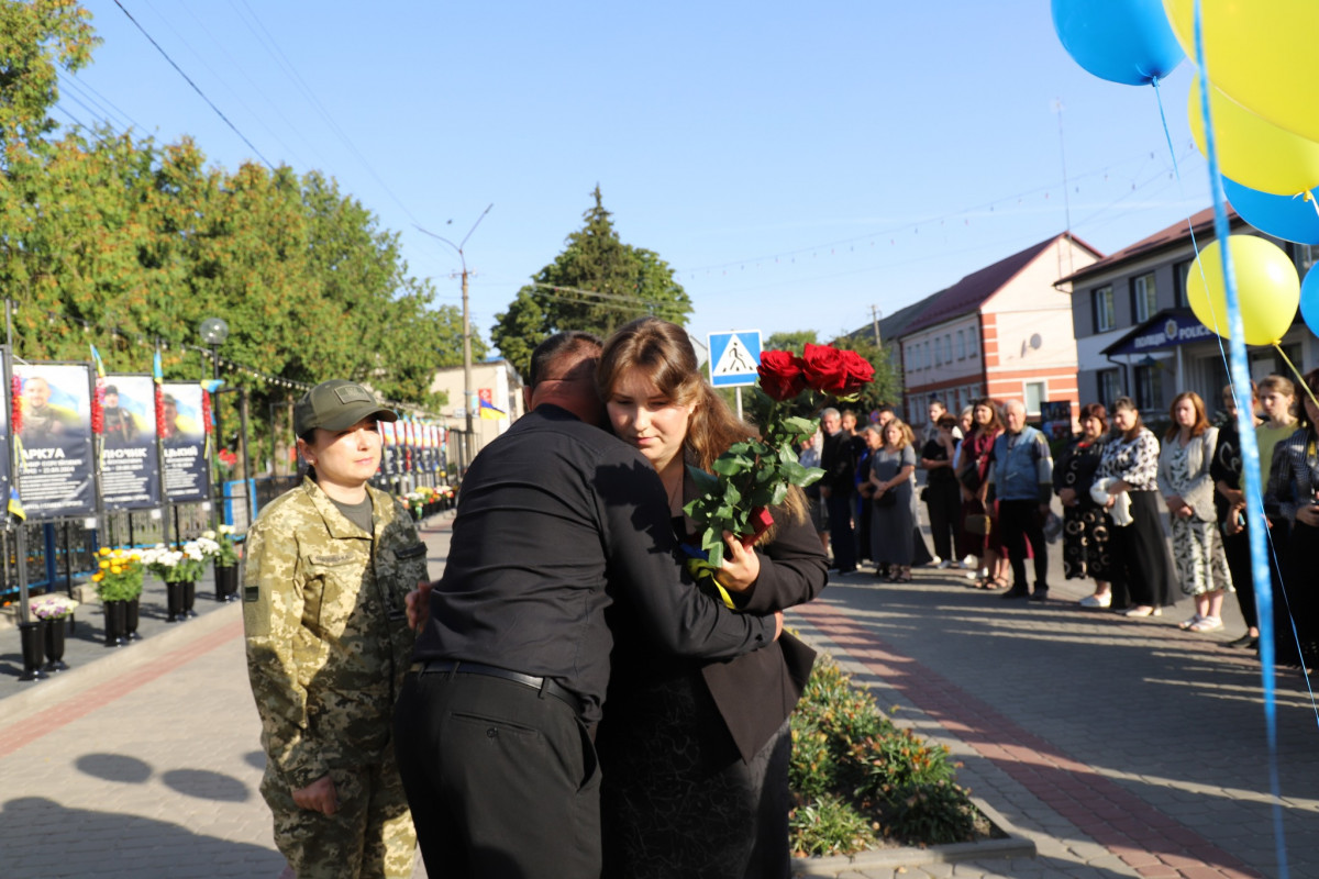Донечка та син Героїв з’явилися на світ після загибелі своїх батьків: на Волині родинам полеглих воїнів вручили посмертні ордени