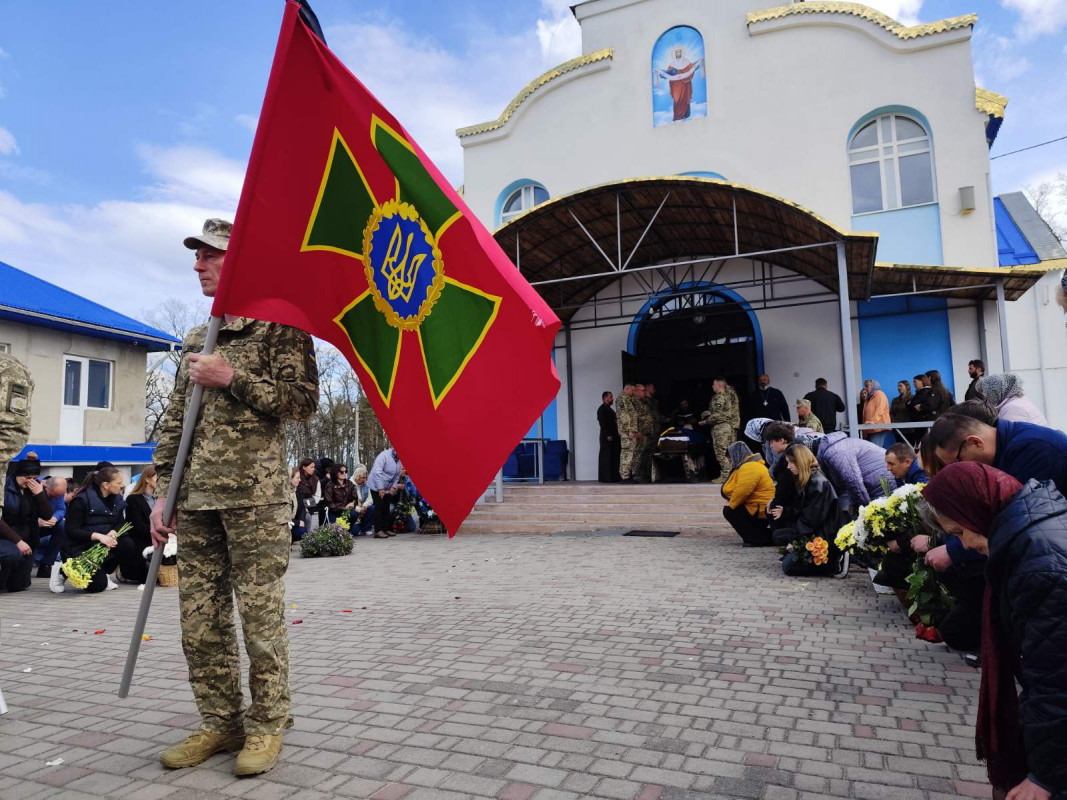 Останній дзвінок для Героя: у місті на Волині попрощалися з Олександром Каленюком