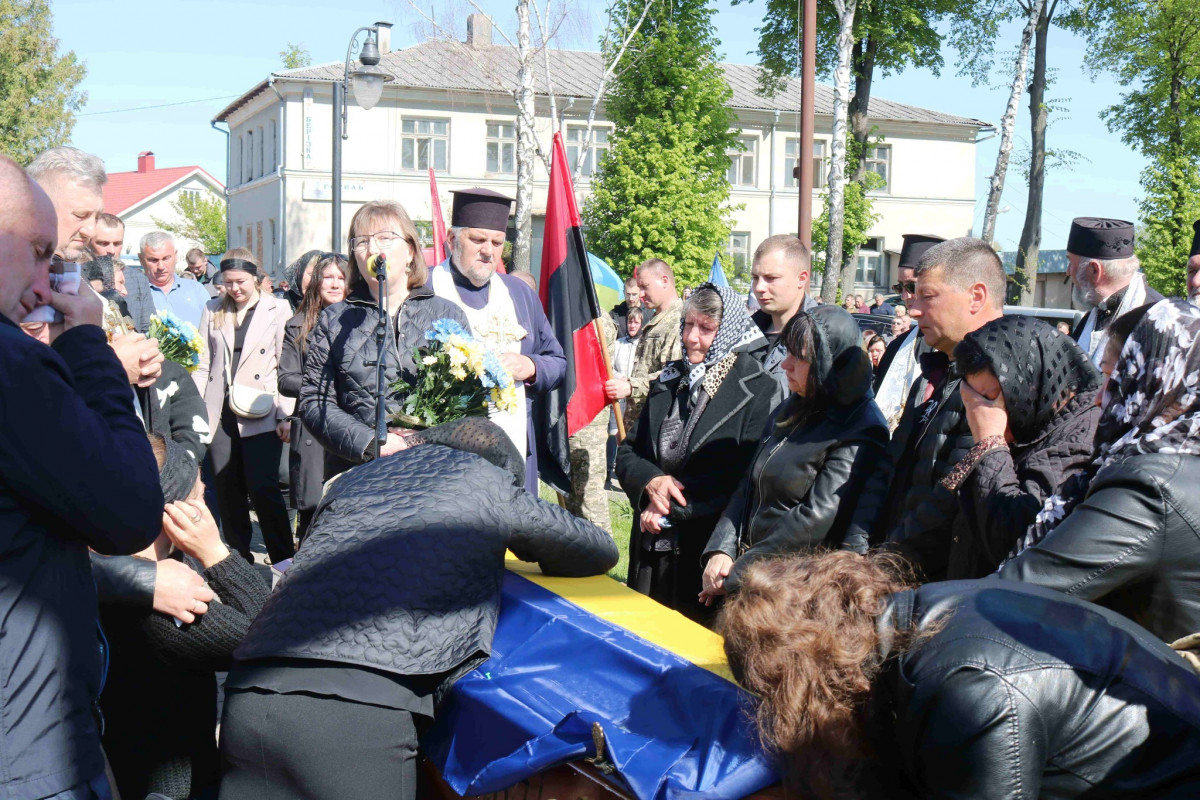 Безстрашно вибивав окупантів з української землі: на Волині поховали молодого Героя Романа Возняка