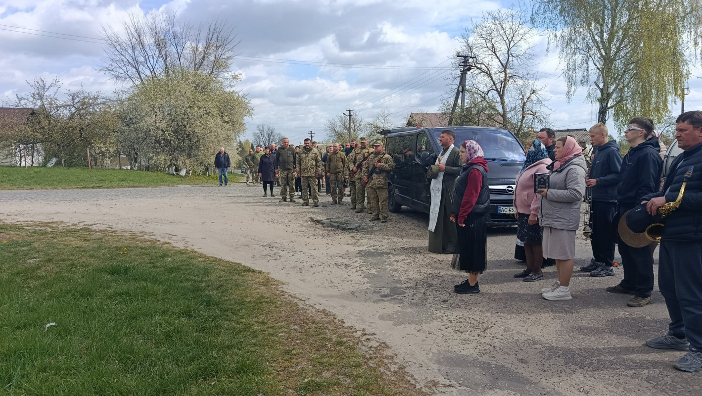 Добровільно став на захист країни: на Волині попрощалися із захисником Володимиром Павлюком