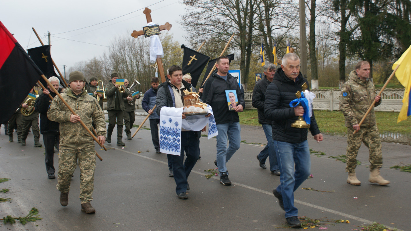 «Встелили всі села квітами, а хлопчика мого немає…»: у громаді на Волині провели в останню дорогу Героя Миколу Загоровця