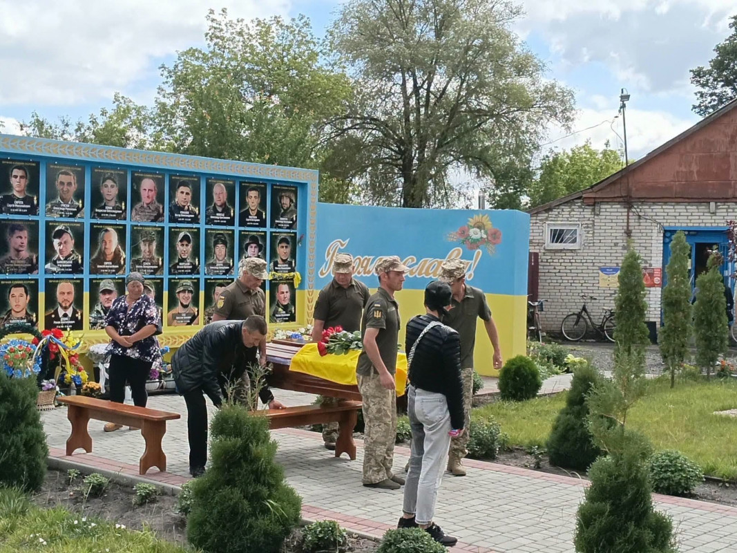 На Волині провели в останню путь 44-річного захисника Олександра Нікітіна, який загинув на Чернігівщині