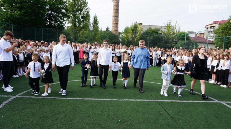 Свято під час війни: як Луцькому ліцеї №9 відзначили 1 вересня. Фоторепортаж