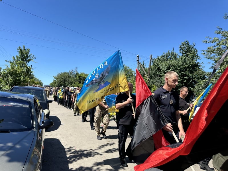 Поліцейський, що став Героєм: на Волині попрощалися з полеглим воїном Юрієм Кривошапкою