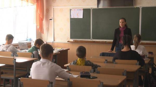 Вчителька з Маріуполя вчить дітей у Луцьку української, поки чоловік воює в ЗСУ