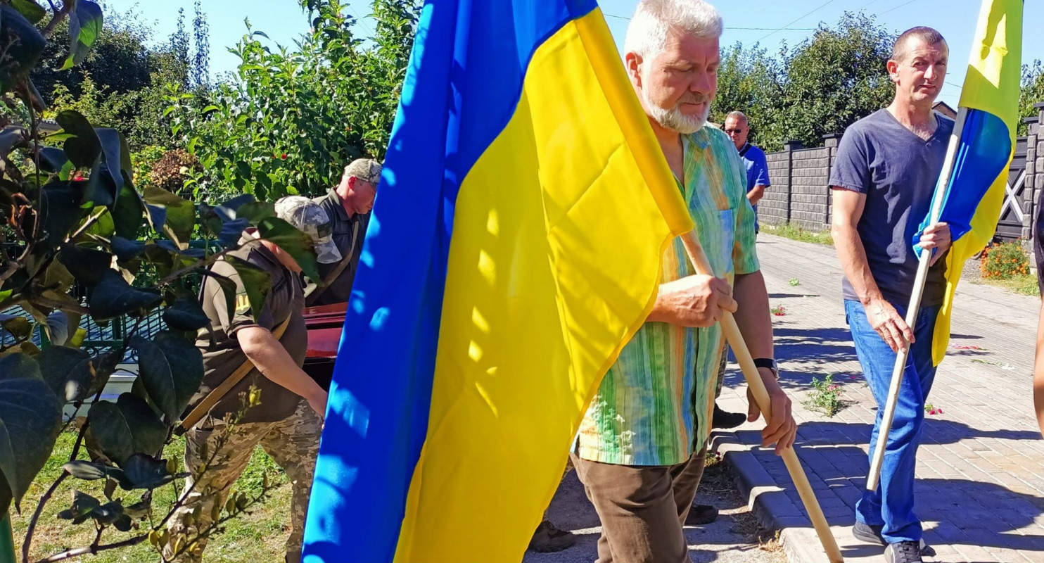 Добрий, спокійний, завжди готовий допомогти: волиняни попрощалися з Героєм Миколою Линником