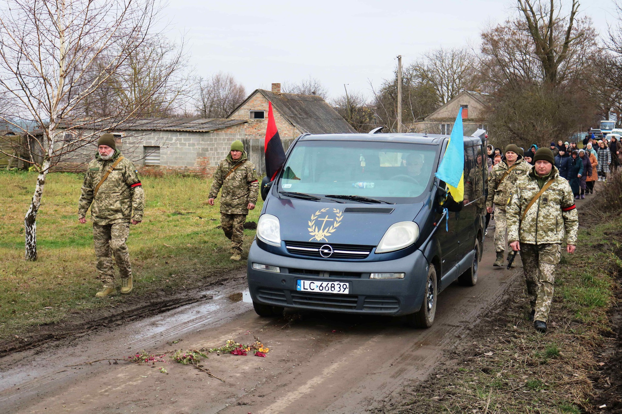 Понад рік вважався безвісти зниклим: у Луцькому районі поховали Героя Василя Цвілюка