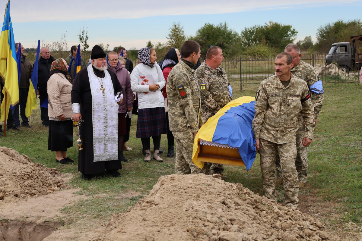 Не встиг одружитися й відчути радості батьківства: на Волині попрощалися з Героєм Олександром Коцурою