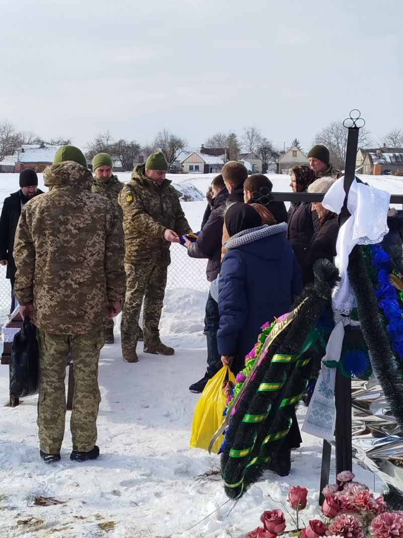 До останнього боровся за життя після важкого поранення: на Волині попрощалися із Героєм, батьком чотирьох синів Олегом Гринюком