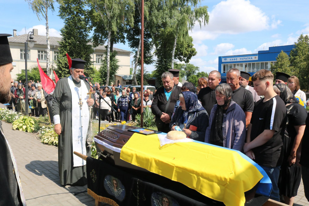 Майже 2 роки рідні жили надією на його повернення: у Луцькому районі поховали Героя Миколу Якубовича