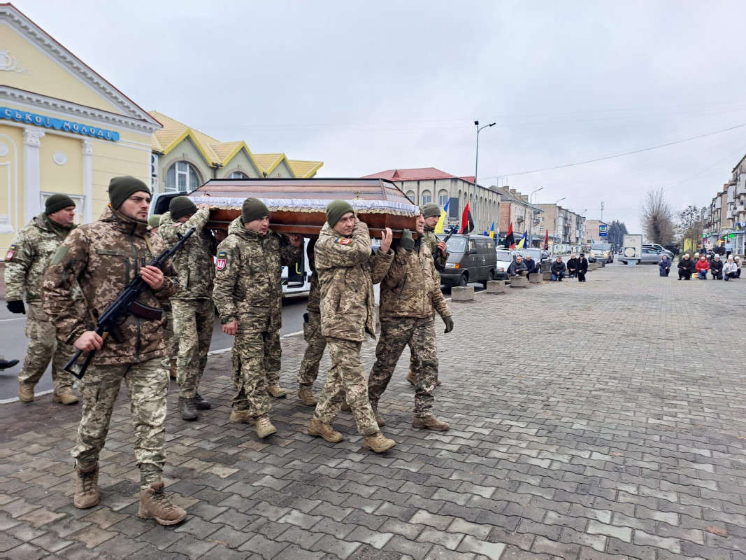 Неповних два місяці тому тільки одягнув військову форму: на Волині попрощались з Героєм Ростиславом Кривчуком