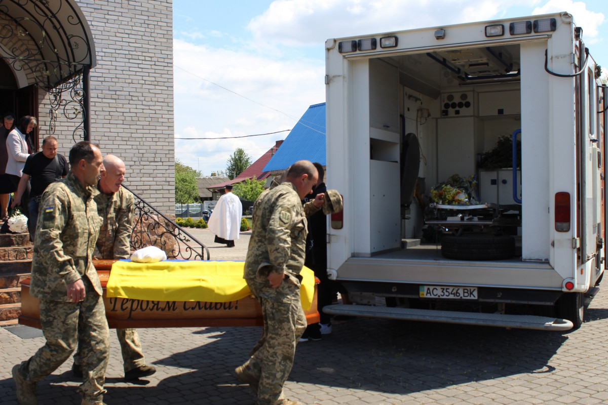 Рік і три місяці вважався зниклим безвісти: на Волині в останню земну путь провели Героя Павла Герасимчука