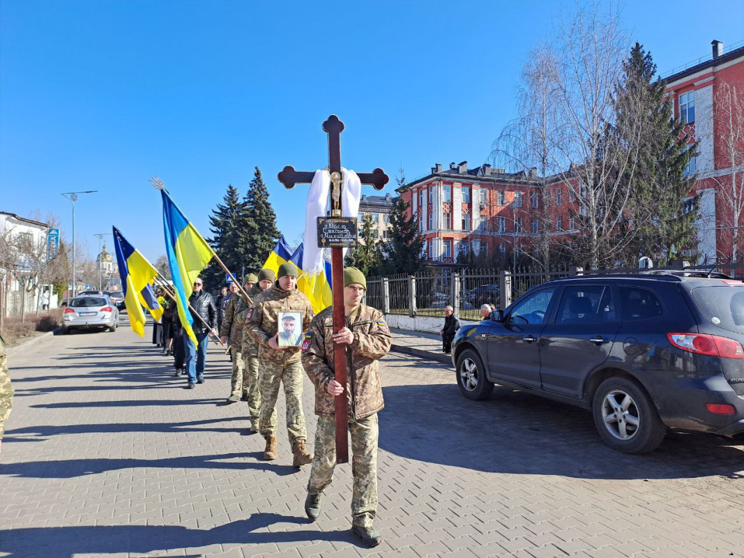 Мав приїхати у відпустку, а повернувся навіки «на щиті»: на Волині попрощалися з Героєм Олександром Маслом