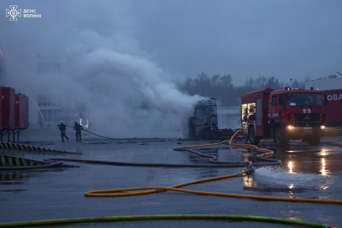 Російські обстріли у Луцьку: рятувальники загасили великі пожежі на цивільних об’єктах. Фото