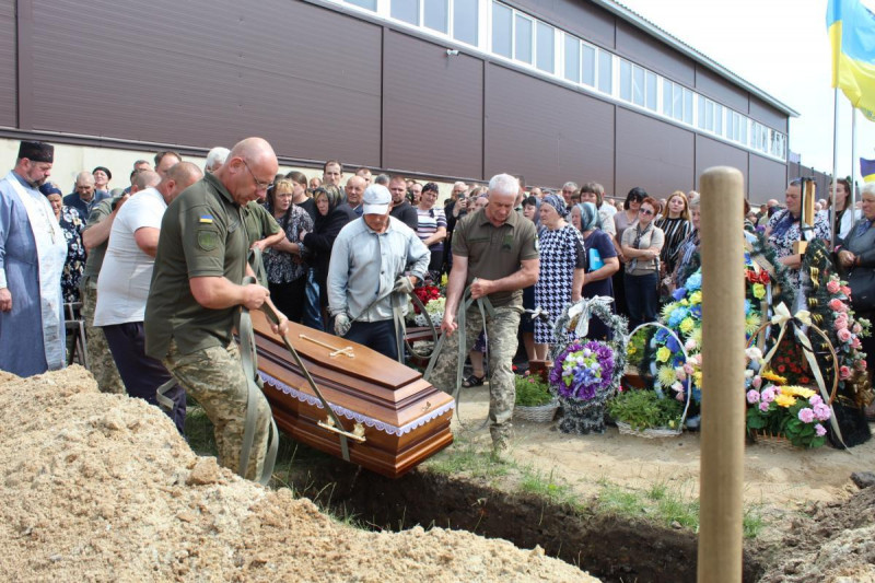 На кладовищі розділили весільний хліб: у громаді на Волині прощалися з молодим Героєм, який загинув на фронті