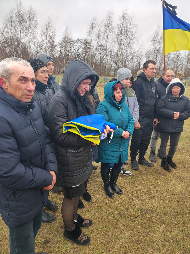 Вдовою залишилась молода дружина, маленький синочок ростиме без батька: на Волині поховали 23-річного Героя Владислава Юхимова