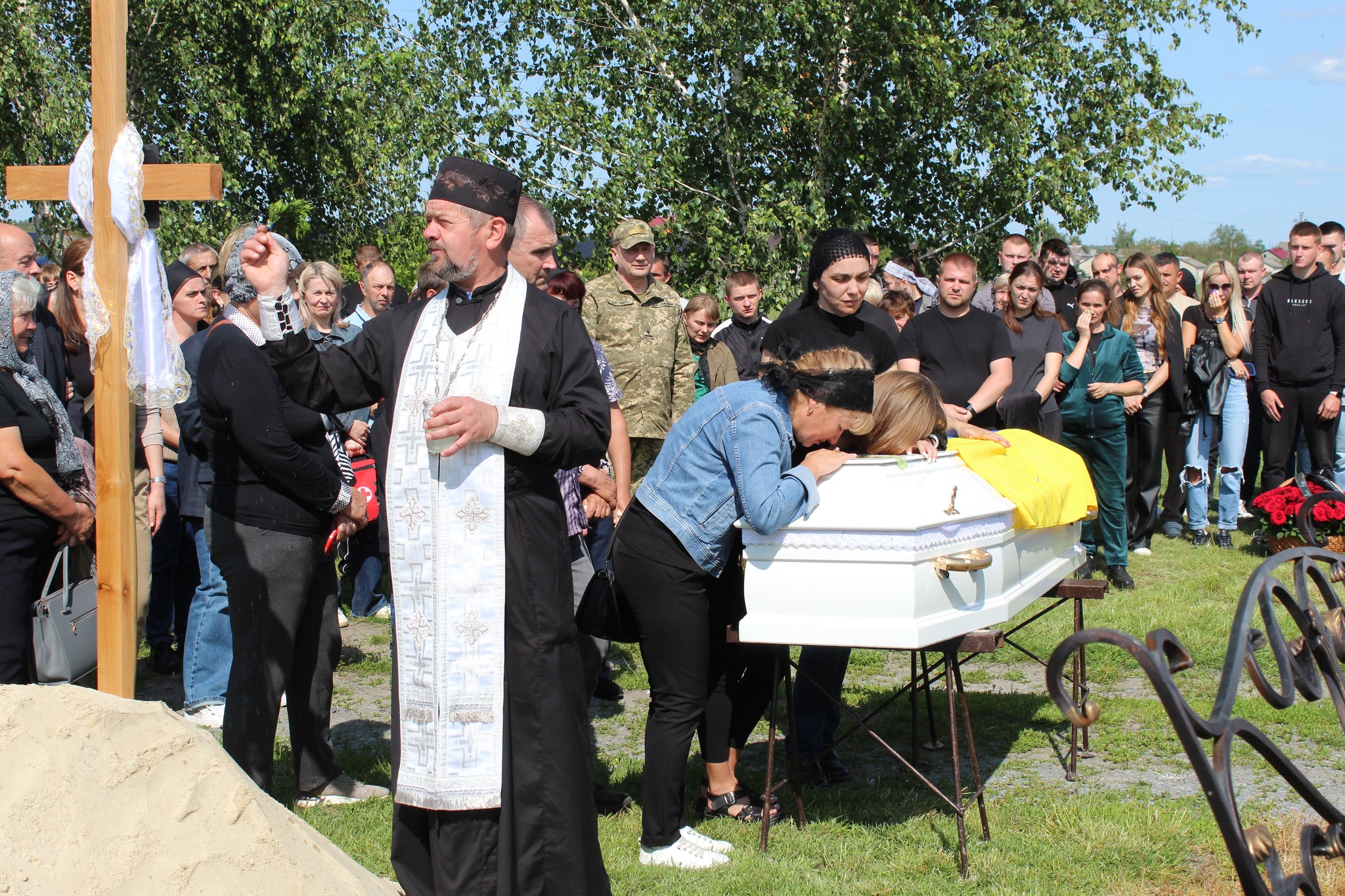 Весільний коровай, тужлива мелодія і море квітів: громада на Волині прощалася з Героєм Романом Карпюком