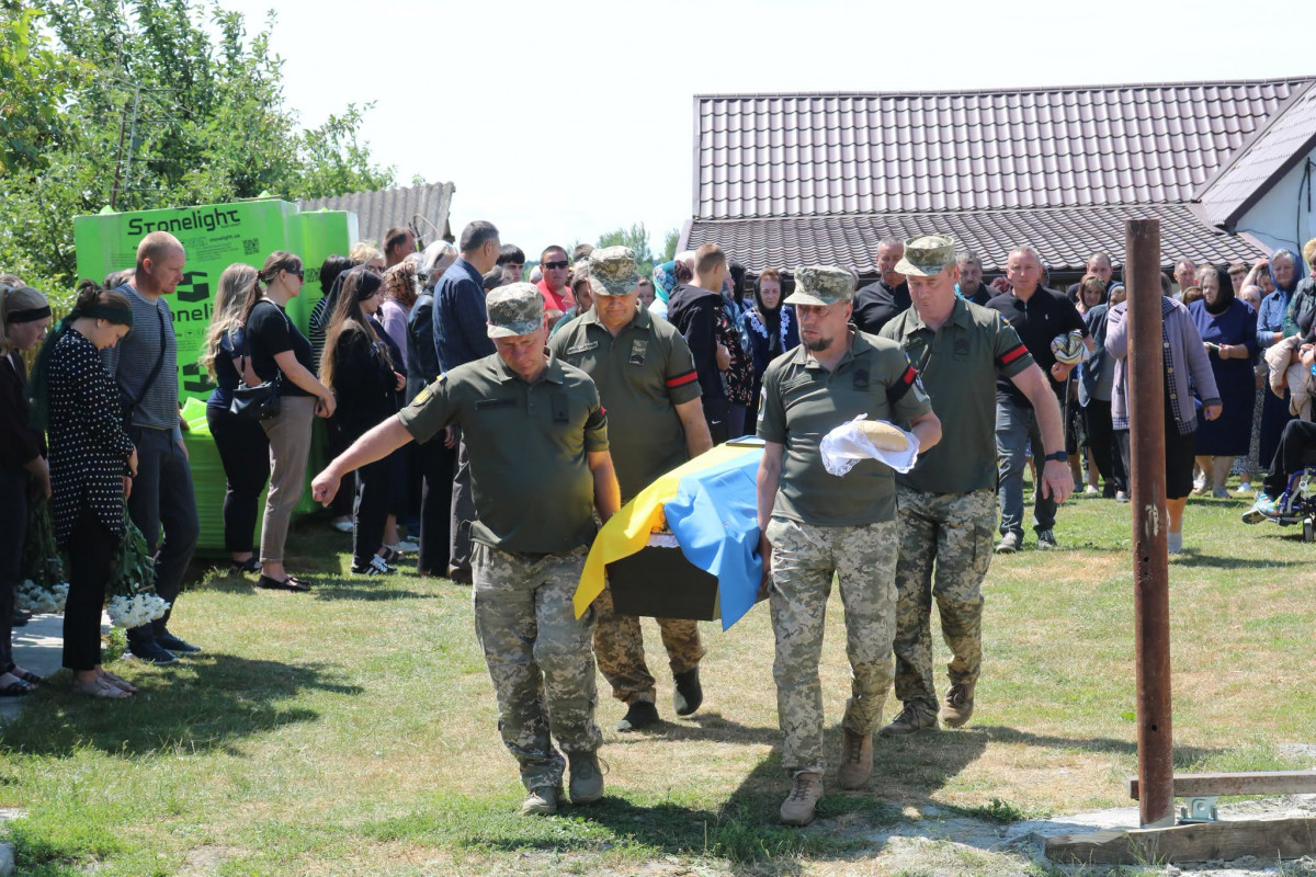 Майже 2 роки рідні жили надією на його повернення: у Луцькому районі поховали Героя Миколу Якубовича