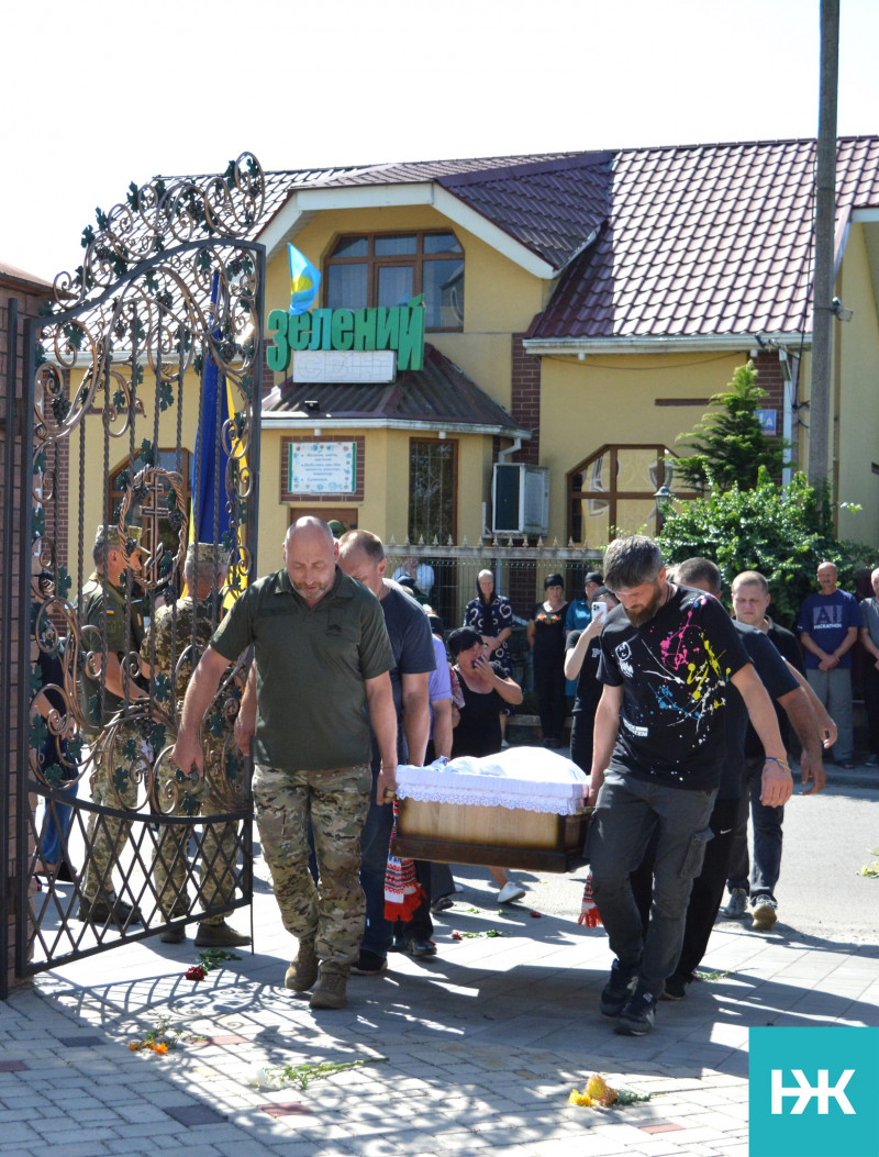 Пройшов крізь жахіття війни: волиняни провели в останню дорогу захисника України Степана Смаля