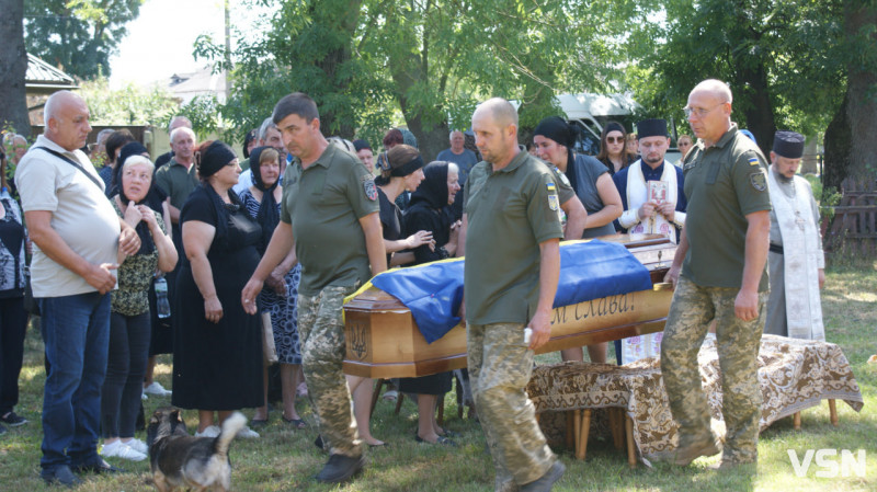 Рідні сподівалися, що в полоні, але дива не сталося: у Рожищі провели в останню путь воїна Миколу Катеринюка