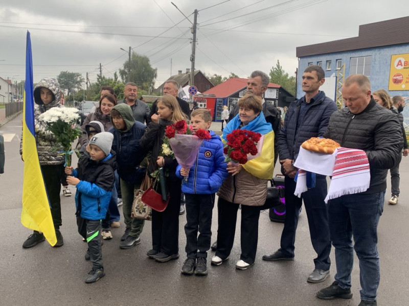Вперше за понад 3,5 роки ступив на рідну землю: додому повернувся звільнений з полону волинянин Андрій Ховхун