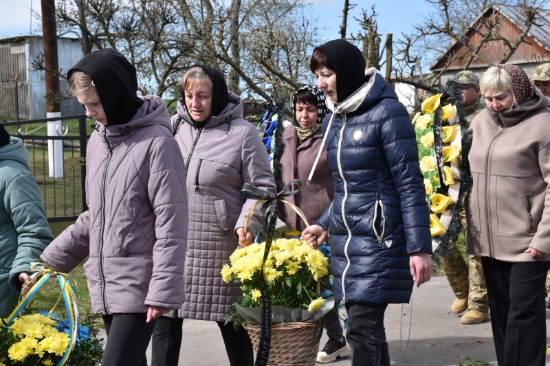 Коровай ділили на кладовищі: на Волині сотні людей прийшли попрощатися з Героєм Миколою Гацем
