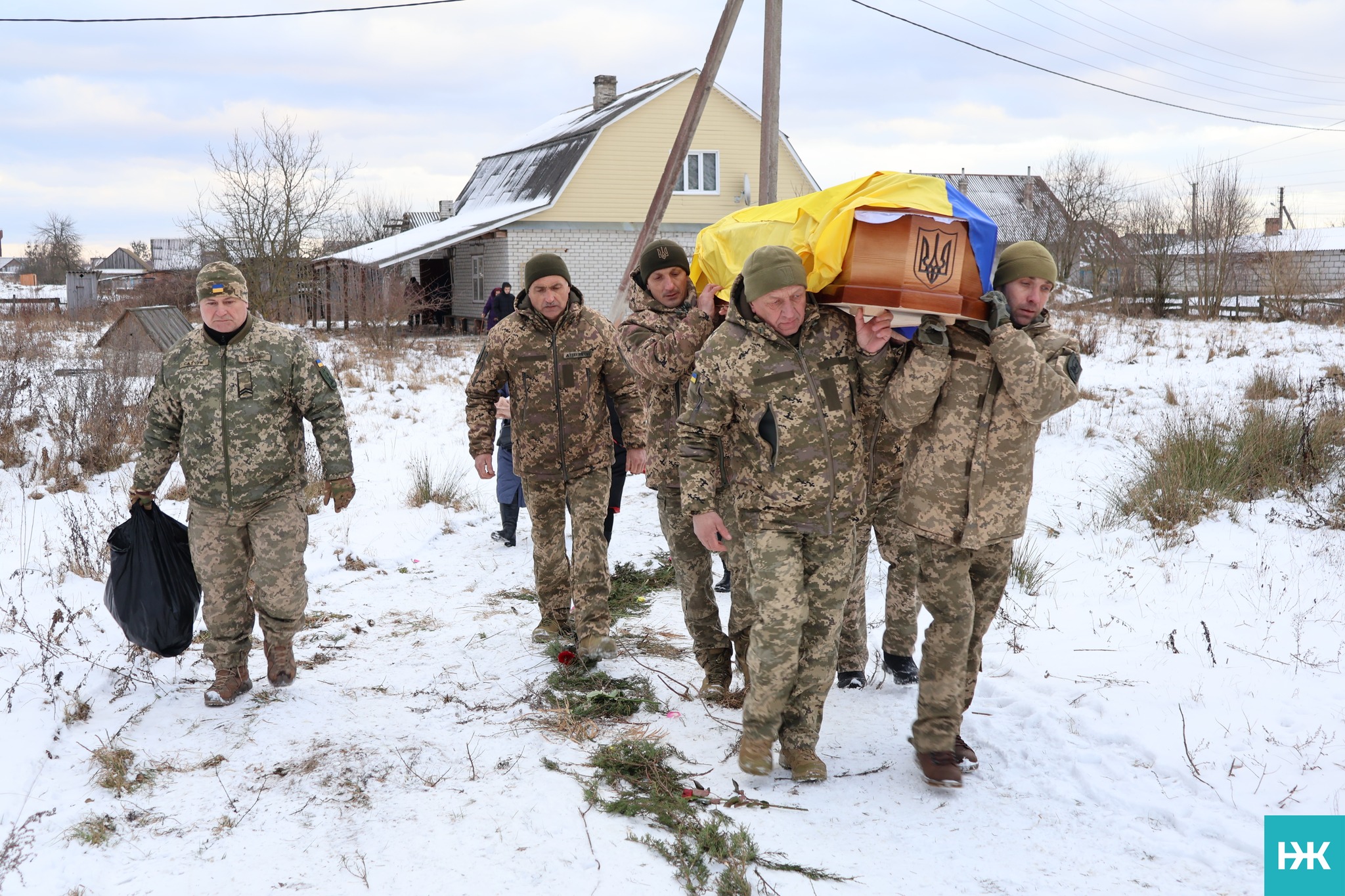 Без батька залишилися п'ятеро дітей: на Волині в останню путь провели Героя, який вважався безвісти зниклим