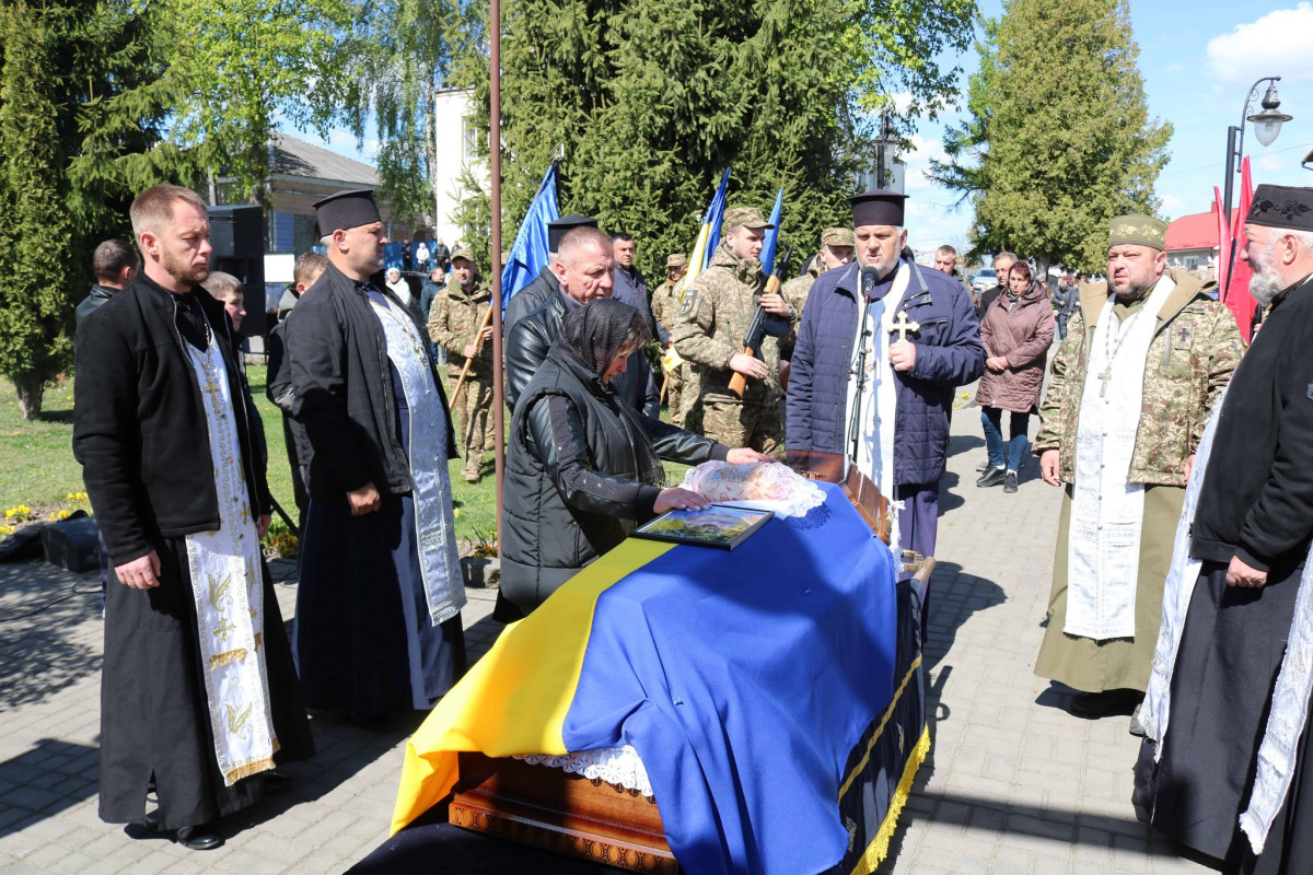 Близько 11 місяців вважався зниклим безвісти: на Волині попрощалися із захисником Василем Фаринюком