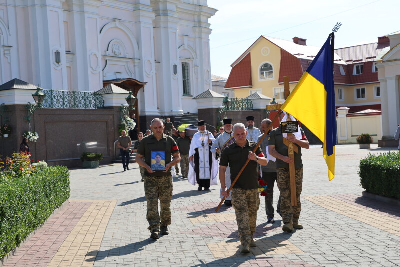 Загинув понад рік тому: у Луцьку в останню дорогу провели Героя Володимира Клименка
