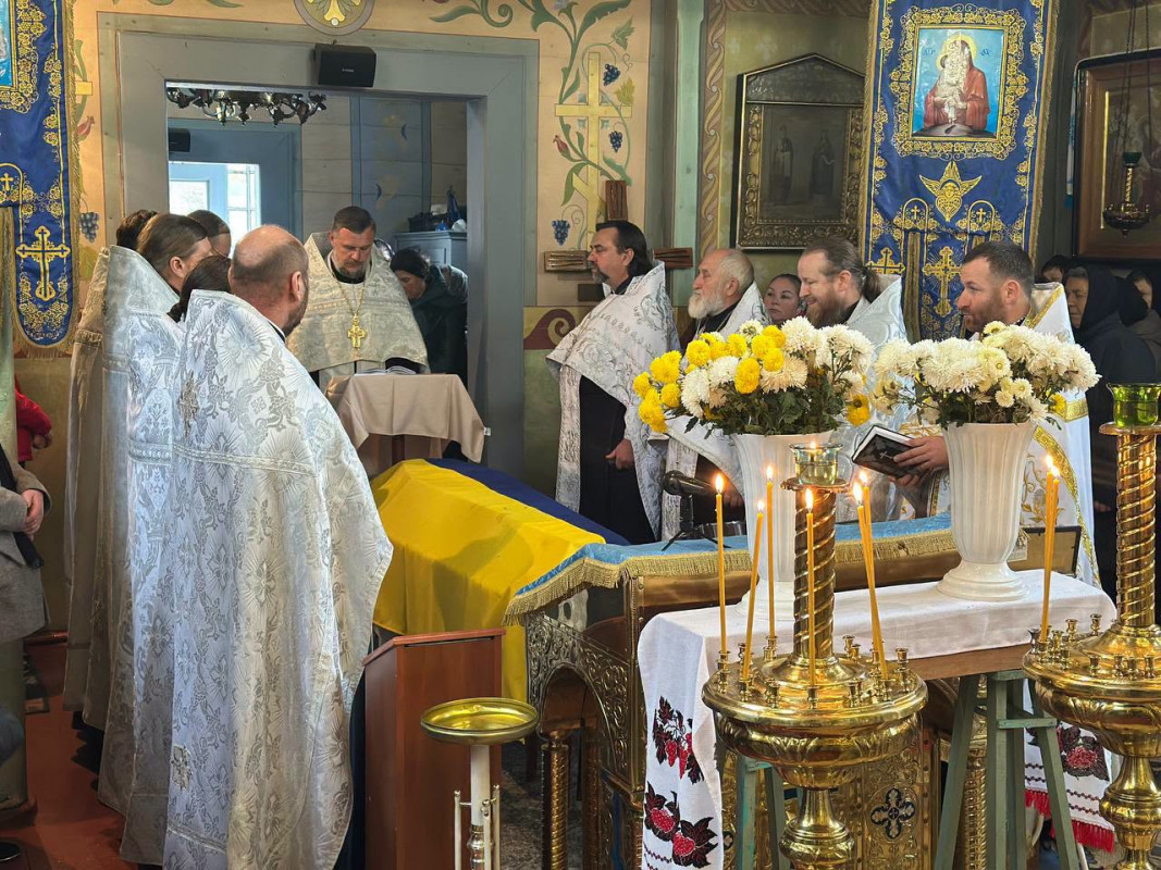 На Волині провели в останню дорогу воїна Романа Лисюка, який помер від важкого поранення
