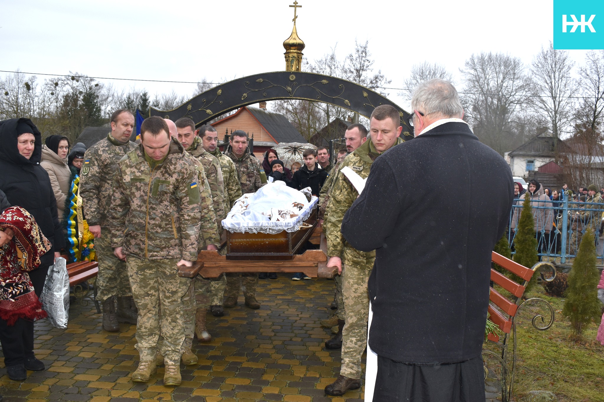 Загинув на війні у розквіті сил: на Волині в останню дорогу провели відважного Героя Богдана Диня