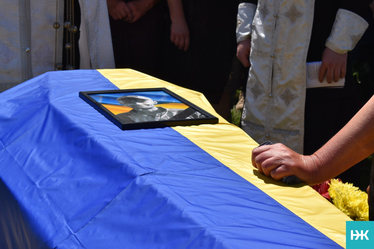 Кохана – у чорному, село – в сльозах: на Волині попрощалися з молодим Героєм Володимиром Черевком