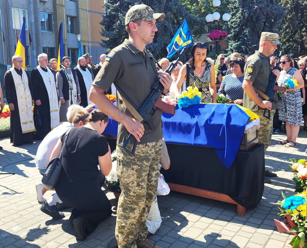 Син і донька втратили батька: на Волині попрощались з Героєм Дмитром Лисюком