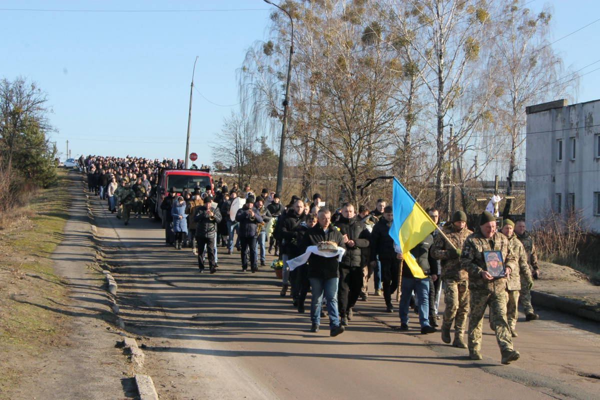 Йому навіки 25 років: на Волині всім селом прощалися з молодим Героєм Богданом Борисюком