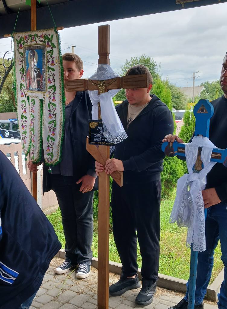 У Луцькому районі священник провів чин похорону загиблого воїна Івана Зелінського, якого менш ніж рік тому вінчав