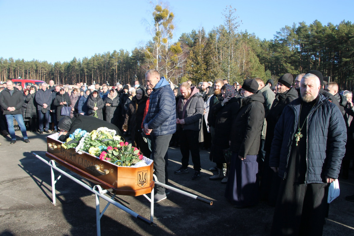 Йому навіки 25 років: на Волині всім селом прощалися з молодим Героєм Богданом Борисюком