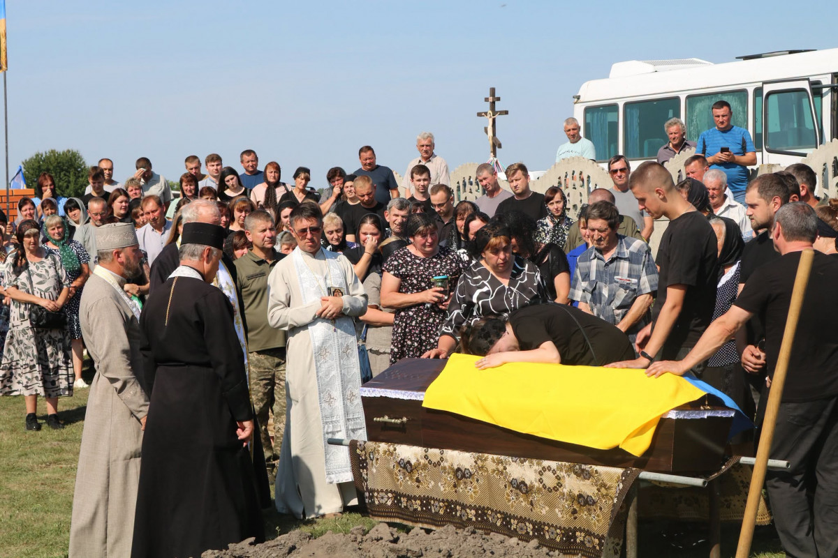 Понад два роки вважався зниклим безвісти: на Волині поховали Героя Дмитра Обозовського