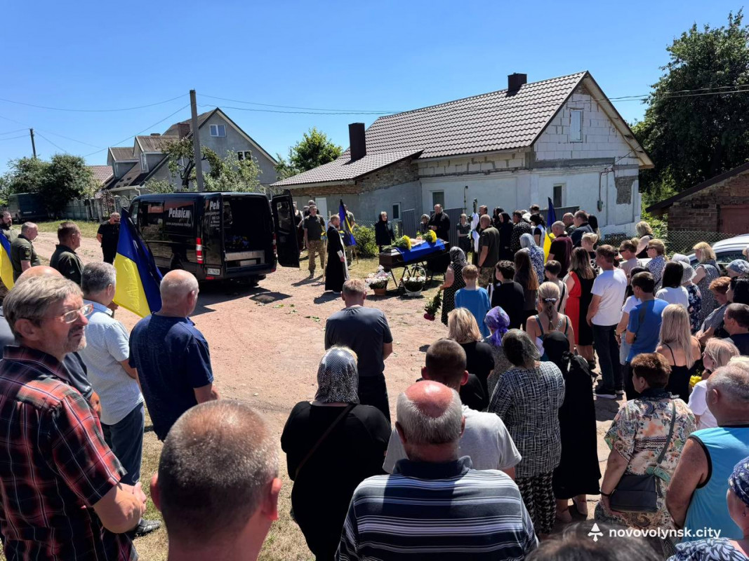 Понад два роки вважався зниклим безвісти: на Волині попрощалися з Героєм Василем Зарембою