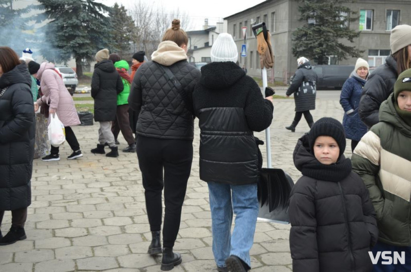 У місті на Волині на благодійному ярмарку зібрали майже 120 тисяч гривень для ЗСУ. Фоторепортаж