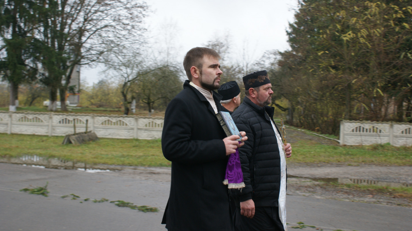 «Встелили всі села квітами, а хлопчика мого немає…»: у громаді на Волині провели в останню дорогу Героя Миколу Загоровця